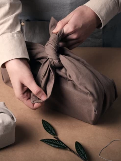 The Organic Company Gift Wrapping Set - Earth Set Color Mix -Yogamatters 1092 981 Gift Wrapping Earth Set Lifestyle 01