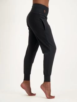 Urban Goddess Bhumi Pants - Urban Black 12 Urban Goddess Bhumi Pants - Urban Black -Yogamatters Bhumi pants urban black 12405501 front model Fullbody TIFF 14