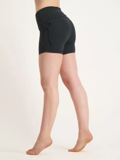 Urban Goddess Deva Shorts - Urban Black 8 Urban Goddess Deva Shorts - Urban Black -Yogamatters Deva Shorts urban black 13455501 side model