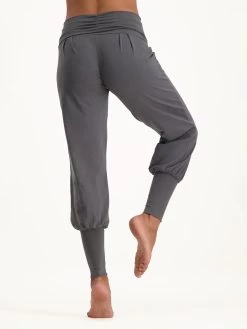 Urban Goddess Devi Yoga Pants 12 Urban Goddess Devi Yoga Pants -Yogamatters Devi pants charcoal back model