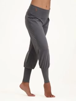 Urban Goddess Devi Yoga Pants 13 Urban Goddess Devi Yoga Pants -Yogamatters Devi pants charcoal side model
