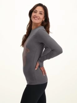 Urban Goddess Karuna Hamsa Longsleeve Shirt - Charcoal 13 Urban Goddess Karuna Hamsa Longsleeve Shirt - Charcoal -Yogamatters Karuna hamsa longsleeve shirt charcoal side model
