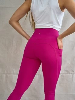 Yogamatters Eco Blend Second-Skin Leggings - White & Cranberry -Yogamatters RebeccaforYogamattersJanuary202306201 8e2fb79d 207b 407a 86e3 4576e7bc7367