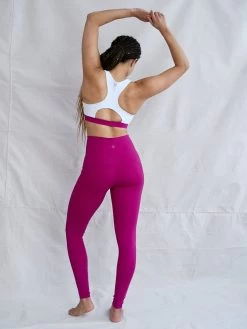 Yogamatters Eco Blend Second-Skin Leggings - White & Cranberry -Yogamatters RebeccaforYogamattersJanuary20234982