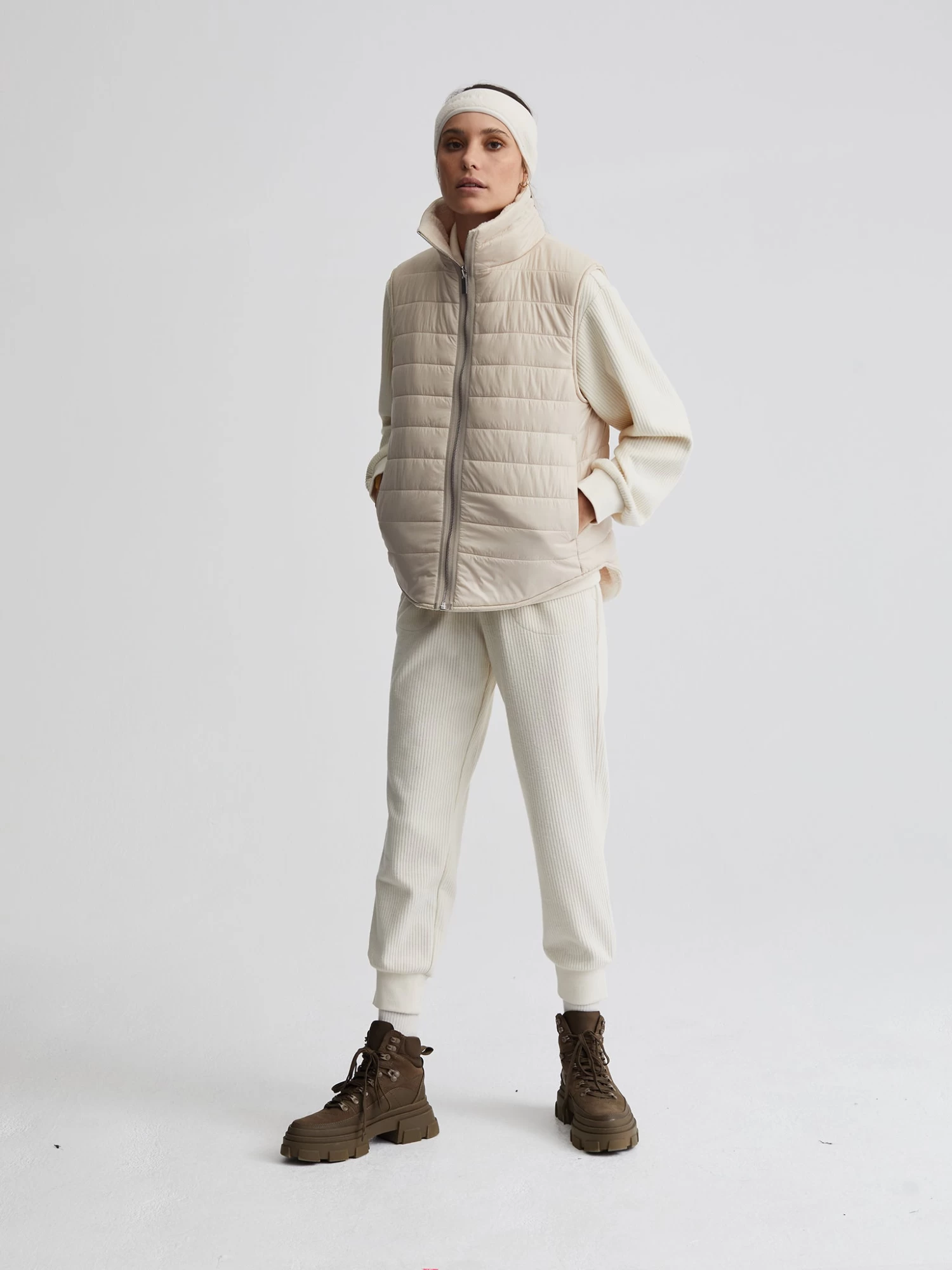 Varley Ellis Reversible Quilt Gilet - Sandshell Silver Lining - Image 7