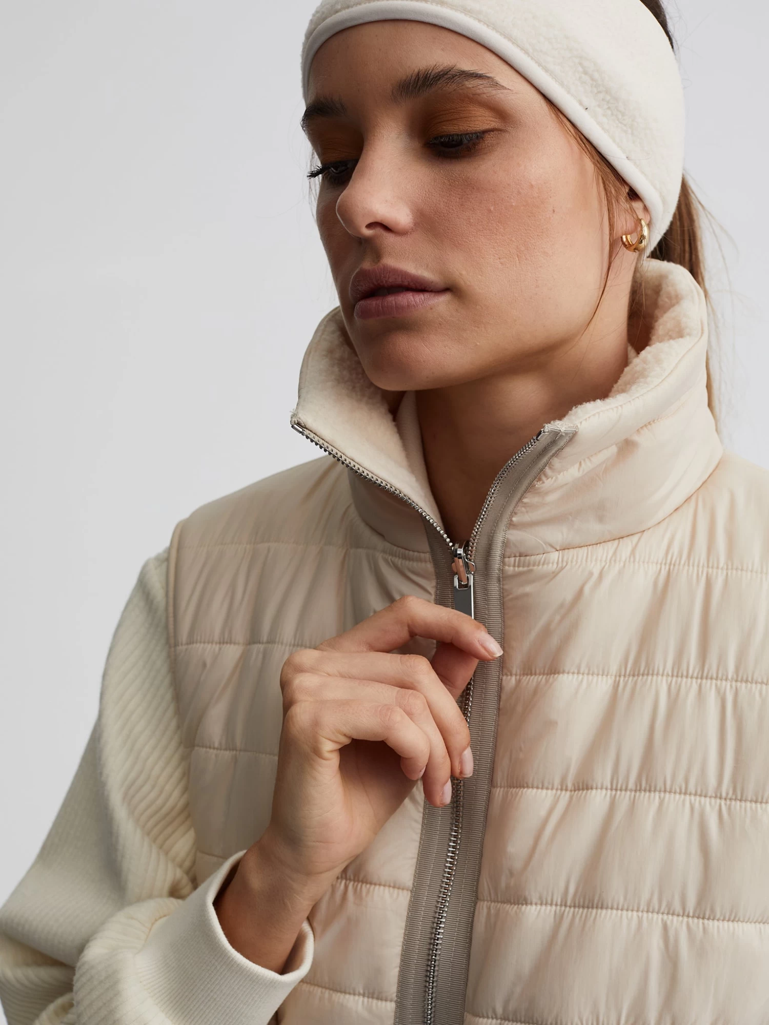 Varley Ellis Reversible Quilt Gilet - Sandshell Silver Lining - Image 6