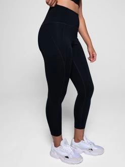 Girlfriend Collective Compressive High-Rise 7/8 Leggings -Yogamatters black legging detail 1 638bfe13 3cee 454a a183 386e6c8ee188